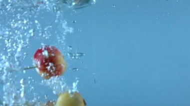 Elma yavaş hareket su dökme