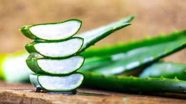 Su taze aloe vera 'ya sıçrıyor.