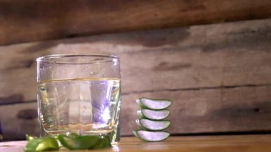 Vücut bakımı konseptinde aloe veranın yavaş hareketi