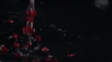 Nar tohumunu yavaş çekimde kapat