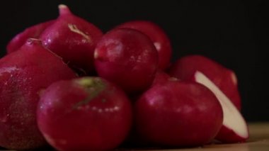 Kırmızı turp yavaş çekimde dönüyor.