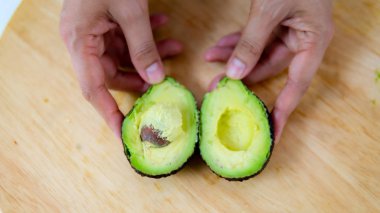 Avokado meyvesini kapat.