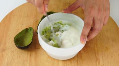 Şef mutfakta avokado meyvesi pişiriyor.