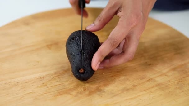 Koch Kocht Avocadofrüchte Der Küche — Stockvideo
