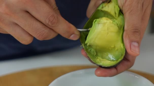 Koch Kocht Avocadofrüchte Der Küche — Stockvideo