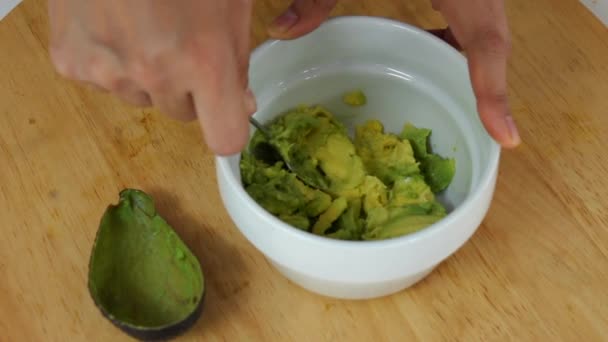 Koch Kocht Avocadofrüchte Der Küche — Stockvideo