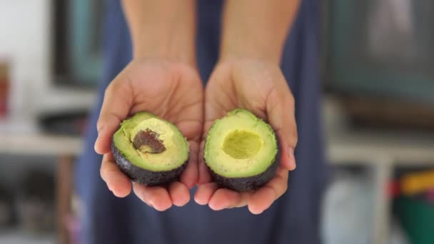 Chef Matlagning Avokado Frukt Köket — Stockvideo