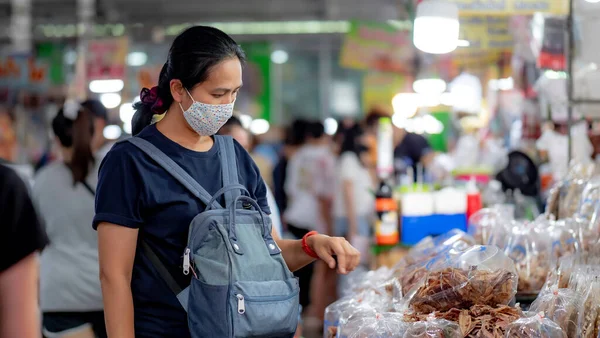 Portrait Asia Woman Wearing Mask Shopping Fresh Market — Stok Foto