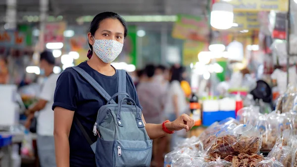 Portrait Asia Woman Wearing Mask Shopping Fresh Market — Stok Foto