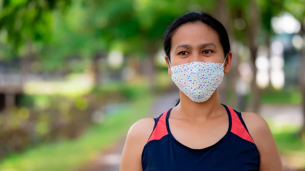 Portrait Asia Woman Wearing Masker Joging Park — Stok Foto