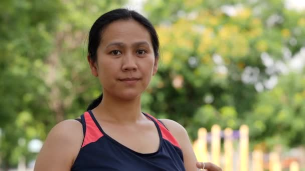 亚洲女人戴面具和在公园慢跑的肖像 — 图库视频影像