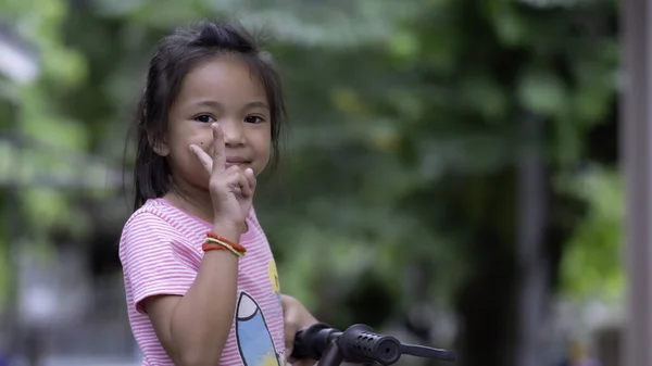 アジアの子供の笑顔の肖像 — ストック写真