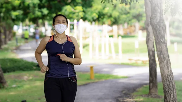 Retrato Mujer Asia Con Máscara Corriendo Parque Fotos de stock