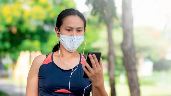 Portrait Asia Woman Wearing Masker Joging Park — Stok Foto