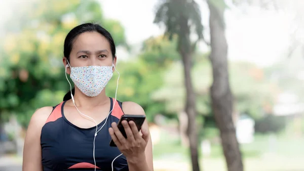 Portrait Asia Woman Wearing Masker Joging Park — Stok Foto