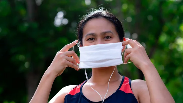 Portrait Asia Woman Wearing Masker Joging Park — Stok Foto
