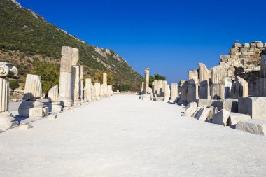 Antik Efes Antik şehir sokakta bir perspektif görünümü sütunları güzel kalıntıları ile.