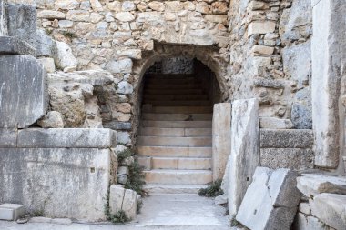 Efes Antik şehir Odeon ana girişine yakın çekim.