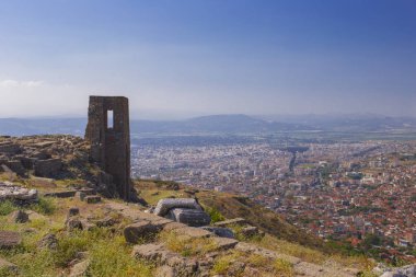 Dağ eteklerinde, dağ ve kale kule mavi gökyüzüne karşı şehirden panoramik manzaralı