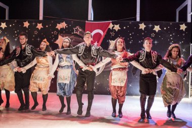 Türk Ulusal kostüm, kızlar ve erkekler için dansçılar.