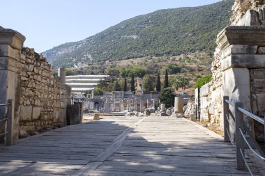 Panoramik Efes Antik şehir karşı dağlar ve gök fon.