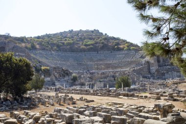 Antik kentin bir dağda bulunan antik büyük Yunan Tiyatrosu, panoramik manzaralı