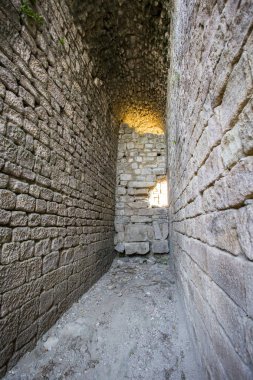 Antik tapınak dokulu eski duvarlı Odaya.