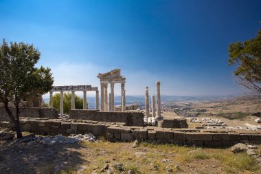 Antik Roma kenti harap tapınak güzel manzarası güzel bir gökyüzü ve dağ eteğindeki küçük bir kasaba arka plan üzerinde