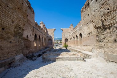 Mavi gökyüzü karşı Türkiye'de antik bir Hıristiyan tapınak içinde görünümü kadar antik bir tapınak kalıntıları kapatın
