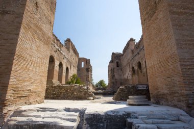 Panoramik antik bir Hıristiyan tapınak kırmızı Basilica Türkiye'de iç