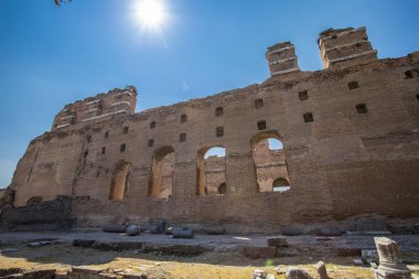 Sağ duvar Tapınağı'nın eski yıkılan Hıristiyan Türkiye'de kırmızı bazilikanın gökyüzü görünümü