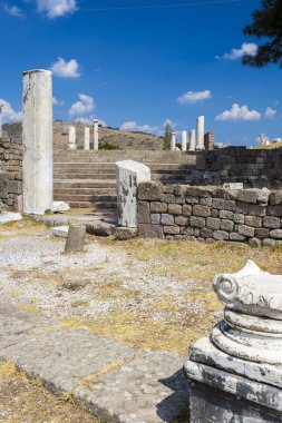 Antik tapınak ve amfitiyatro antik Asclepeion içinde yatay görünüm