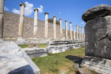 Yakın çekim yatay bir konumda antik bir Roma Tapınağı sütunların.