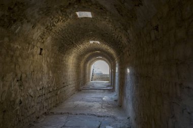 Kemerli tonoz ile antik yeraltı geçidi.