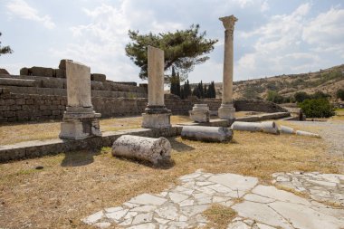 Antik bir tapınak kalıntıları yakın çekim yatay görünümünü ile düşmüş aşağı ve güzel bir gökyüzü karşı ayakta sütunlar