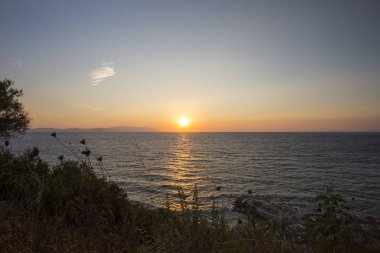 Güzel bir gün batımı denize yatay görüntü.