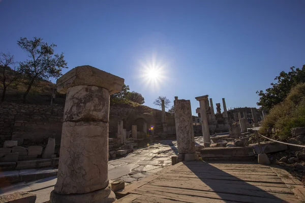 Güneş ışınlarının sütunlara ile antik Roma Caddesi panoramik manzaralı.