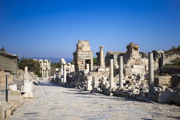 Panoramik şehir Efes ve santigrat kitaplığının görünümünü antik cadde