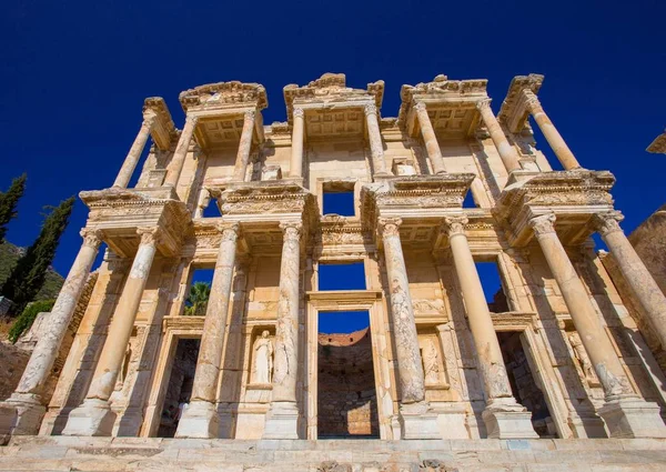 Antik Roma Efes mavi gökyüzüne karşı santigrat Kütüphane mimari detaylar iyi detay ile cephe yakın çekim.