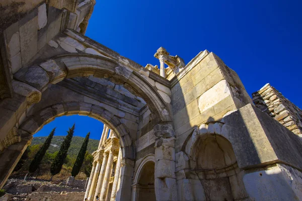 Mazeus ve Efes Antik şehir içinde Mithridates Kapısı.