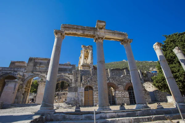 Antik sütunlar ve Efes eski şehir klasik tarzda Tapınağı kalıntıları.