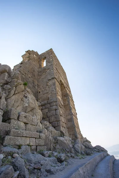 Bir eski kale kule mavi gökyüzüne karşı Close-up.