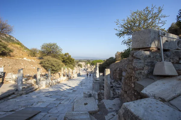 Antik sütunlar ve turistler Yürüyüş Caddesi boyunca tarafında antik kentin antik sokak görünümü.