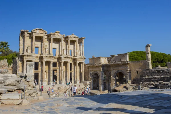 Turistler Efes Antik şehir Sezar kütüphanede yanında antik meydanda