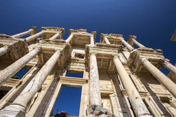 Die Fassade Eines Antiken Gebäudes Sandfarben Strebt Einen Schönen Blauen — Stockfoto