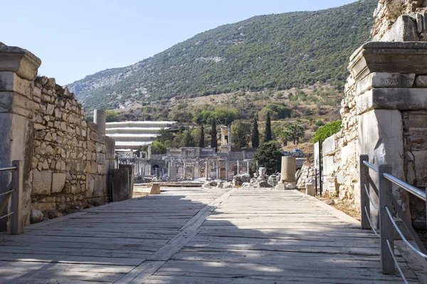 Panoramik Efes Antik şehir karşı dağlar ve gök fon.