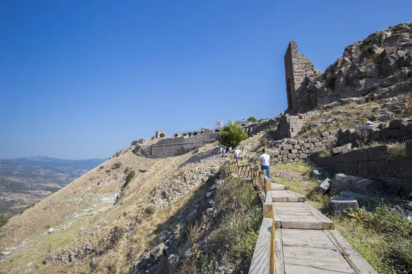 Bir antik kentin Akropol gözetleme kuleleri ve kale duvarları hangi turist yürüyüş boyunca ile yıkıntıları.