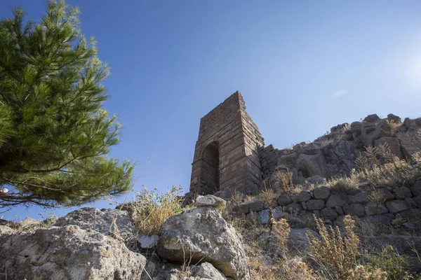 Antik Roma şehir dağda gözetleme kulesi kalıntıları yakın çekim.