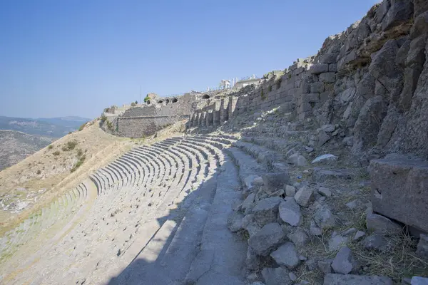 Dağlar ve antik kentin Akropol'sky fon karşı büyük bir Roman amphitheater Close-up