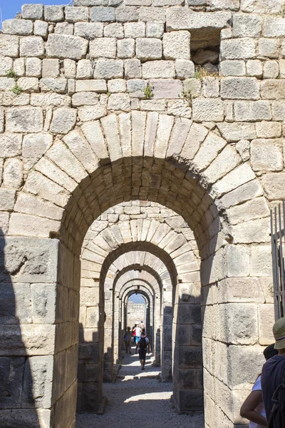 Antik kemerli geçit dokulu taşlar ve eski eserler dikkate alınarak turist